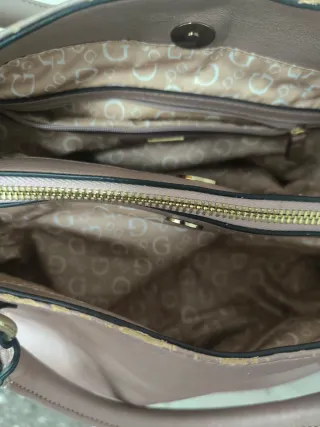 Bolso Guess tiene desgaste un poco por fuera