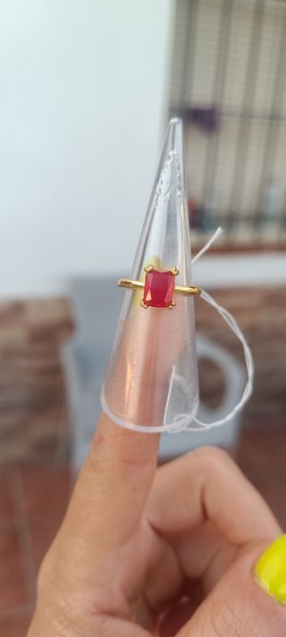 Anillo  con piedra roja