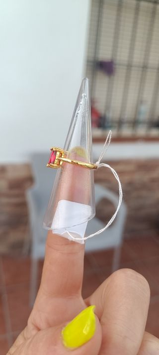Anillo  con piedra roja