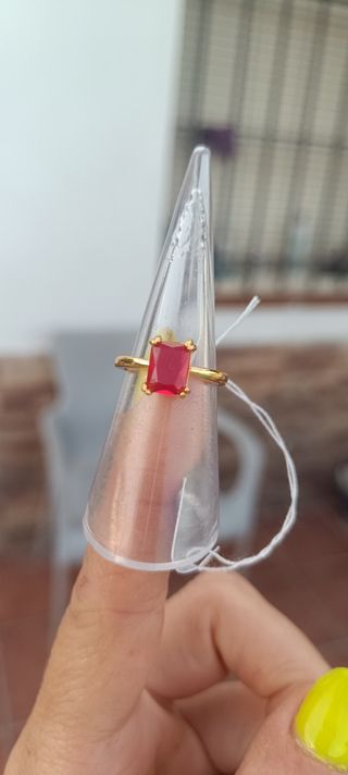 Anillo  con piedra roja
