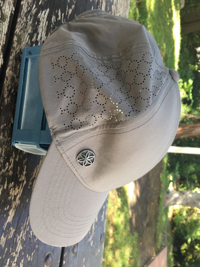 Gorra Gaiam Gris Claro con Diseño Perforado