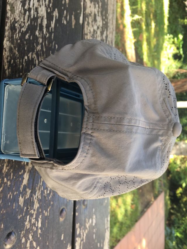 Gorra Gaiam Gris Claro con Diseño Perforado