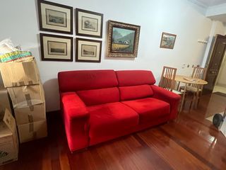 Sofá rojo y mueble de salón