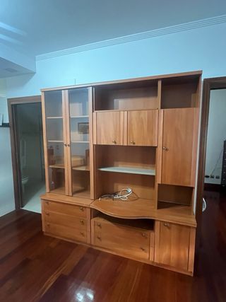 Sofá rojo y mueble de salón