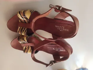 Zapatos de tacón Toribio Bisbal piel estampado.