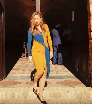 Traje de fiesta azul y amarillo
