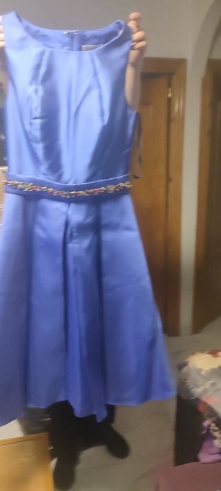 Vestido de fiesta azul con detalles