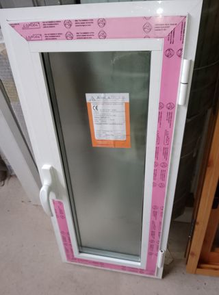 Ventana abatible blanca