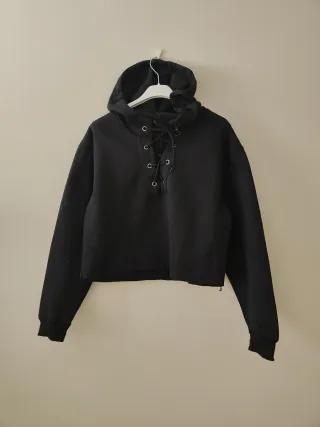 Sudadera corta con cordones negra