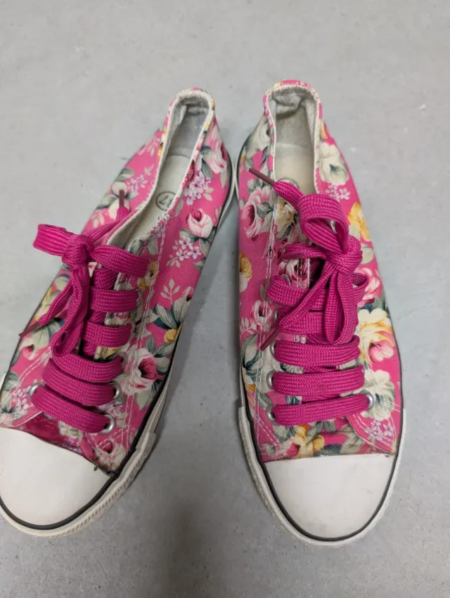 Zapatillas rosas con estampado floral