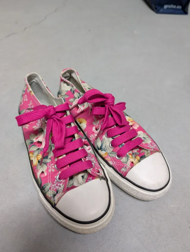 Zapatillas rosas con estampado floral
