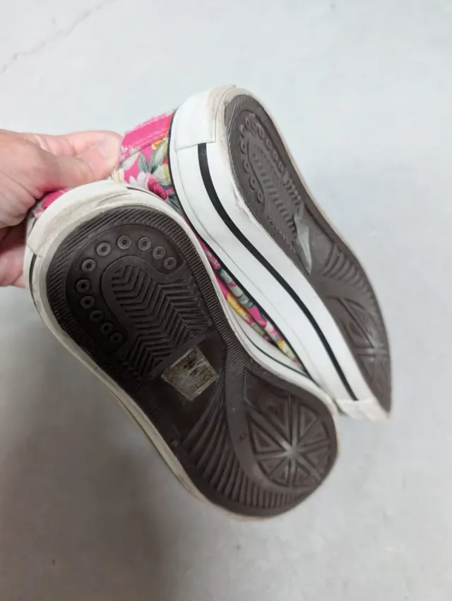 Zapatillas rosas con estampado floral