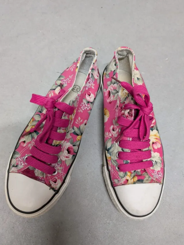 Zapatillas rosas con estampado floral