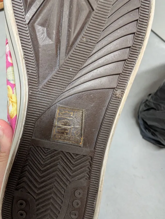 Zapatillas rosas con estampado floral