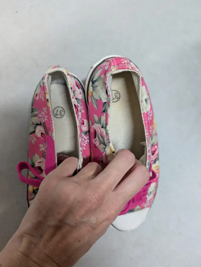 Zapatillas rosas con estampado floral
