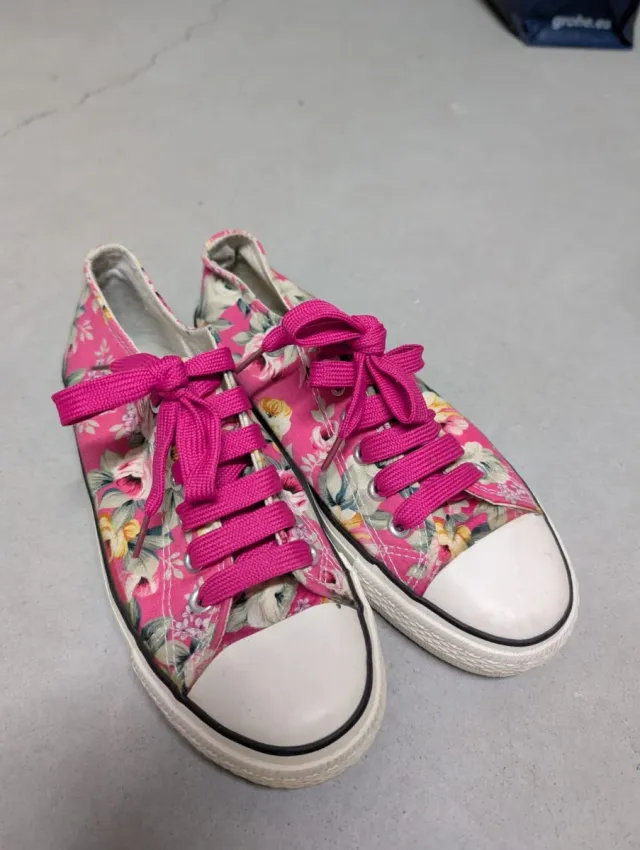 Zapatillas rosas con estampado floral