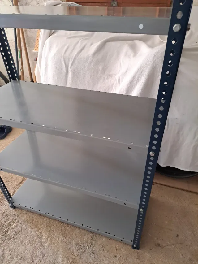 Estantería metálica gris y azul