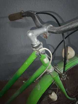 Bicicleta clásica verde
