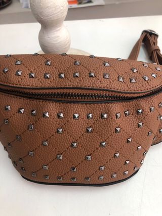 Riñonera marrón con tachuelas