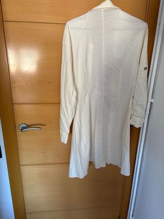 Vestido color beis por debajo de la rodilla manga 