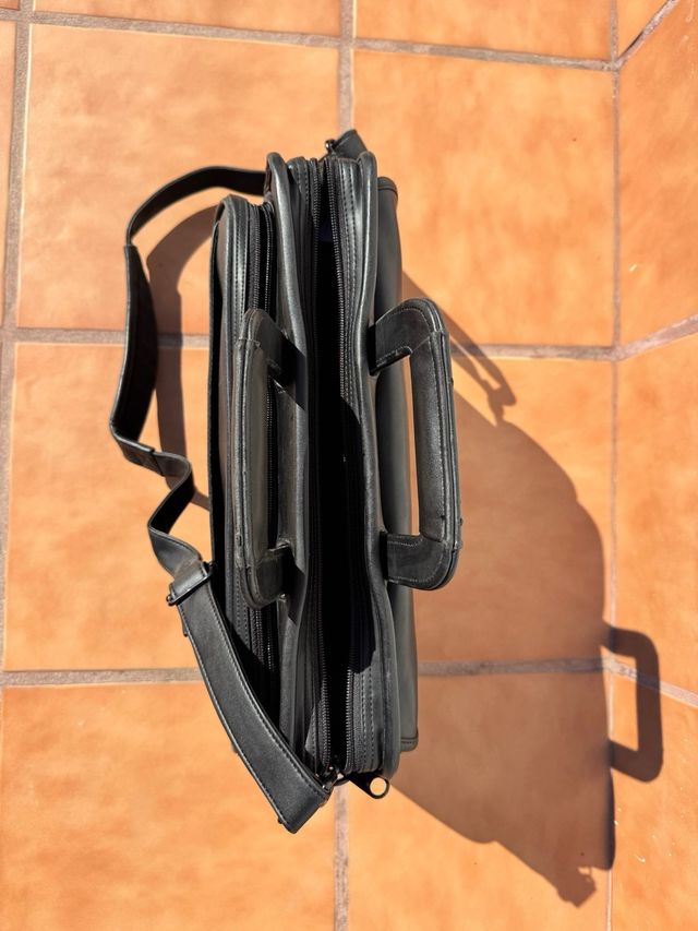 Maletín cuero portátil hasta 13,3”