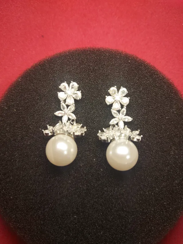 Pendientes de fiesta plateados con perlas