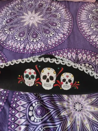 Sombrero mexicano negro con calaveras