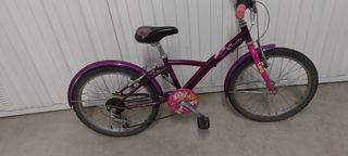 Bicicleta infantil morada B'Twin
En buen estado 