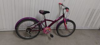 Bicicleta infantil morada B'Twin
En buen estado 
