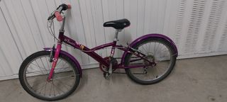 Bicicleta infantil morada B'Twin
En buen estado 