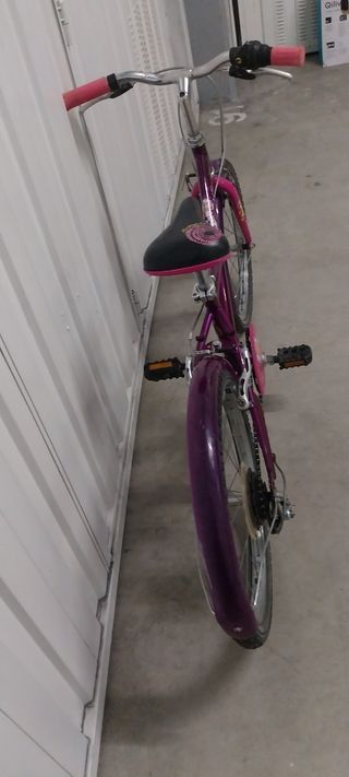 Bicicleta infantil morada B'Twin
En buen estado 
