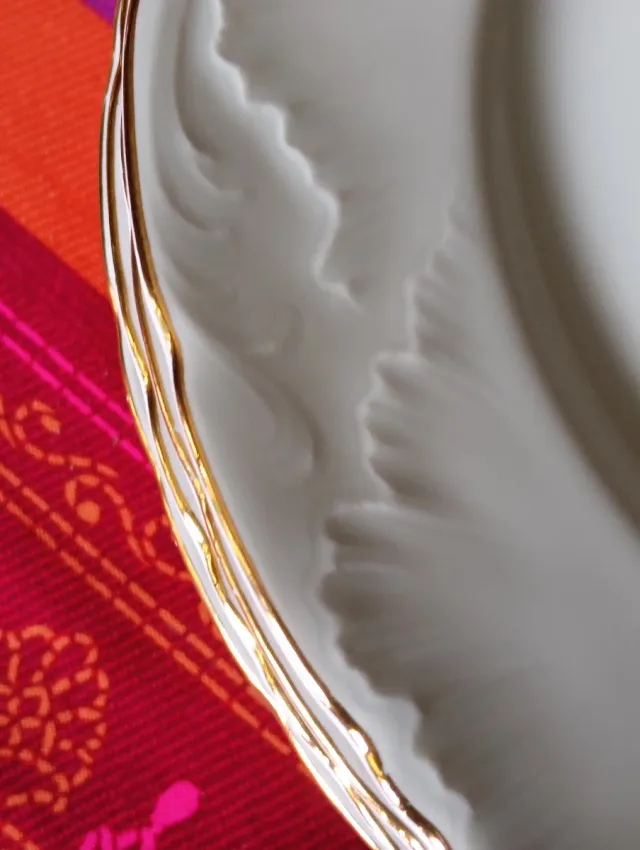 Vajilla de porcelana blanca y oro