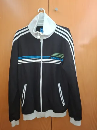 Chaqueta deportiva Adidas negra y blanca