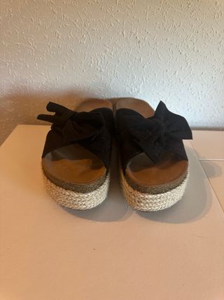 Sandalias nuevas negras con lazo