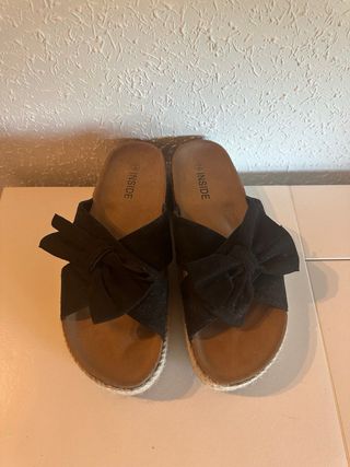 Sandalias nuevas negras con lazo