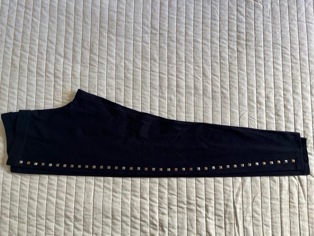 Leggings pretos com aplicações douradas