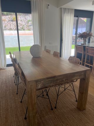 Mesa de comedor de madera