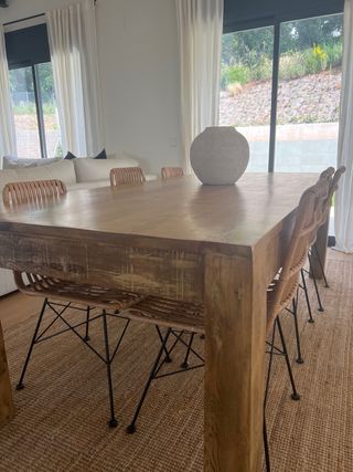 Mesa de comedor de madera