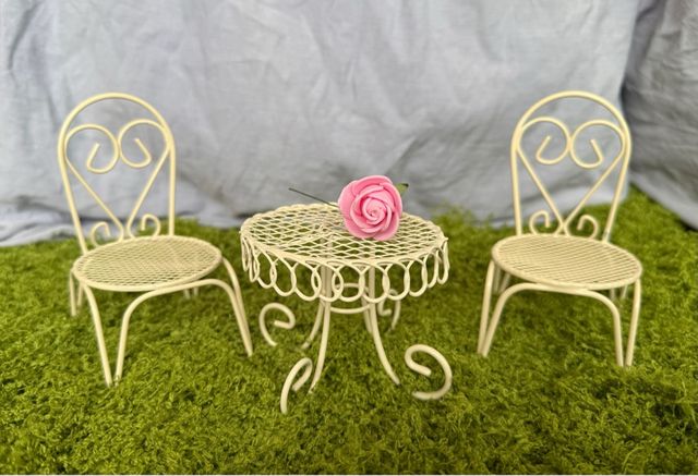 Mesa y sillas jardín casa muñecas