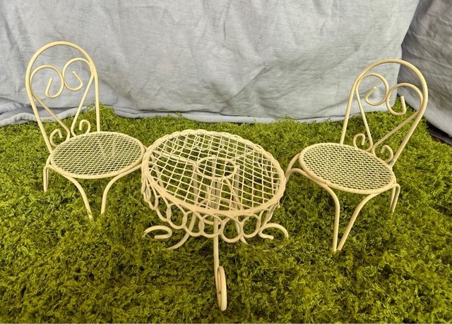 Mesa y sillas jardín casa muñecas