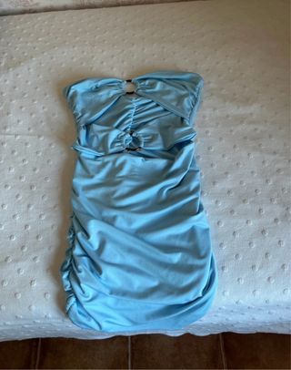 Vestido sin tirantes azul con anillas
