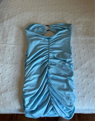 Vestido sin tirantes azul con anillas
