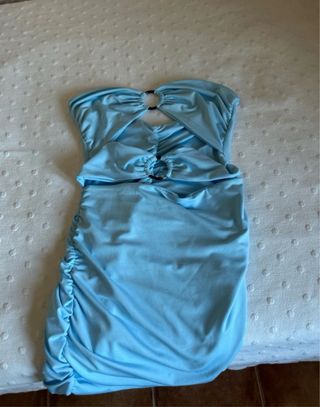 Vestido sin tirantes azul con anillas
