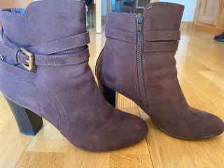 Botines marrones tacón hebillas y cremallera