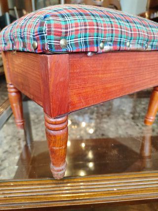 Banco tapizado a cuadros con patas de madera
