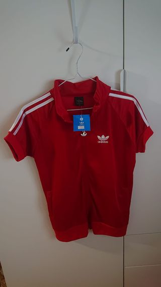 Conjunto deportivo rojo