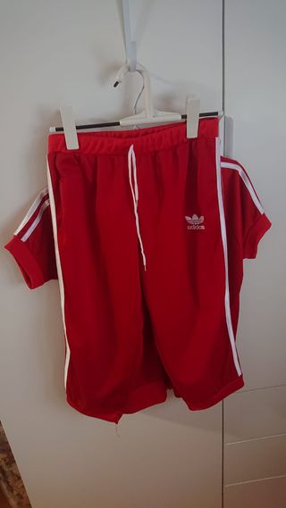 Conjunto deportivo rojo