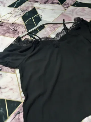 Camisa negra con encaje