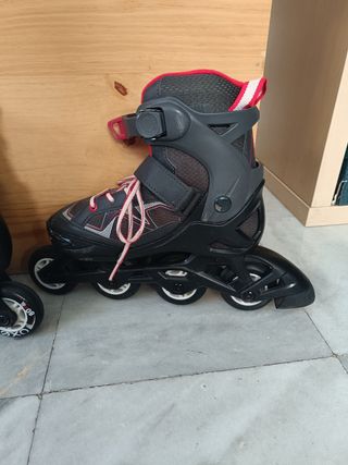 Patines en línea negros y rojos