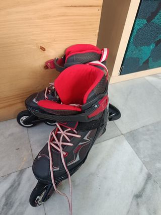 Patines en línea negros y rojos